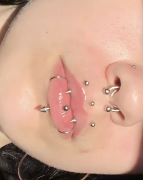 Aesthetic Facial Piercings, Picerings Ideas Face, Angel Bites And Vertical Labret, Goth With Piercings, Vertical Angel Bites Piercing, Snake Bites And Angel Bites, Face Peicerings, Angel Fangs Piercing Lip, Piercing Face Ideas