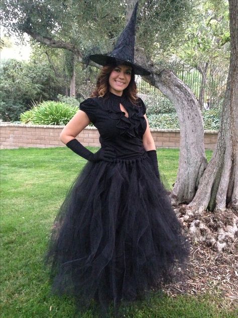 DIY Witch Ballgown Tulle Skirt. Normally you expect a scary looking witch costume, but when your making it for your mom, can't help but to make her look beautiful! Witch Outfit Halloween Diy, Diy Witch Costume Women Plus Size, Glam Witch Costume, Diy Adult Witch Costume, Tulle Witch Costume, Adult Witch Costumes Diy, Diy Witch Costume Women, Simple Witch Costume, Pretty Witch Costume