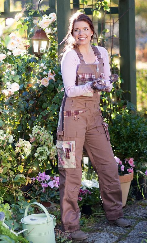 Gardener Outfit, Gardening Pants, Black Leggings Outfit, Looks Country, Outfit Korean, Gardening Outfit, Outfit Collage, 90s Fashion Outfits, Olive Garden