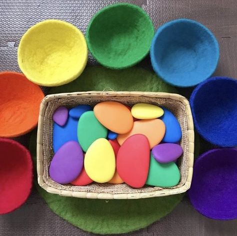 Rainbow Pebbles, Baby Zintuiglijk, Vetenskapliga Experiment, Diy Montessori Toys, Maluchy Montessori, Diy Montessori, Montessori Diy, Montessori Toddler Activities, Baby Play Activities