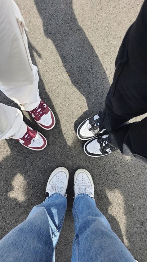 Fake Best Friends, Asthetic Picture White And Black, Pretty Sneakers, Three Best Friends, Cute Funny Pics, Friend Pictures Poses, Snap Friends, Cute Friend Photos, Bff Pictures