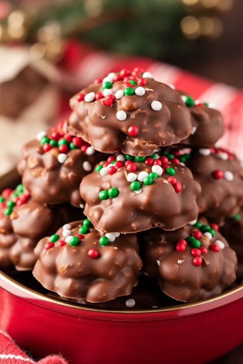 Crockpot Christmas Crack - That Oven Feelin Holiday Crockpot, Crockpot Candy Recipes, Cracked Cookies, Crockpot Christmas, Holiday Candy Recipes, Christmas Crunch, Christmas Pretzels, Chocolate Christmas Cookies, Easy Christmas Candy Recipes