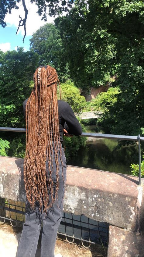 Claw clip long brown ginger knotless braids with curls Boho Knotless Braids Claw Clip, Brown Long Braids, Braids Claw Clip, Goddess Braids Long, Knotless Braids Long, Claw Clip Braids, Claw Clip Hairstyles Braids, Long Braids With Curls, Long Knotless Braids With Curly Ends