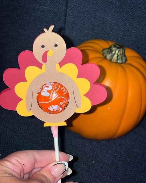 "GOBBLE GOBBLE 🦃 These cute Turkey themed lollipop holders make for a great addition to any goodie bag as a class gift !. They will also make great addition to the kids table at Thanksgiving  This listing is for ONE item.  There will be two options for purchase -  The first option will be listed as \" add pop & tag\" , this will include  - one assembled lollipop holder  - lollipop - personalized thanksgiving themed gift tag sticker There will also be another option - this one will be listed as Turkey Goodie Bags, Turkey Lollipop Craft, Easy Halloween Candy Crafts, Thanksgiving Table Favours, Turkey Sucker Holder, Thanksgiving School Treats Prepackaged, Thanksgiving Lollipop Holder, Turkey Lollipop Holder, Thanksgiving Table Favor