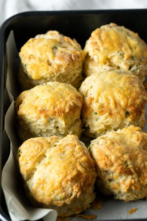 Cheese And Chive Scones Recipe, Herb And Cheese Scones, Cheddar And Chive Scones, Scones Cheese, Scones Recipe Uk, Scones Savory, Cheddar Chive Scones, Cheese Scones Recipe, Cheese And Chive Scones