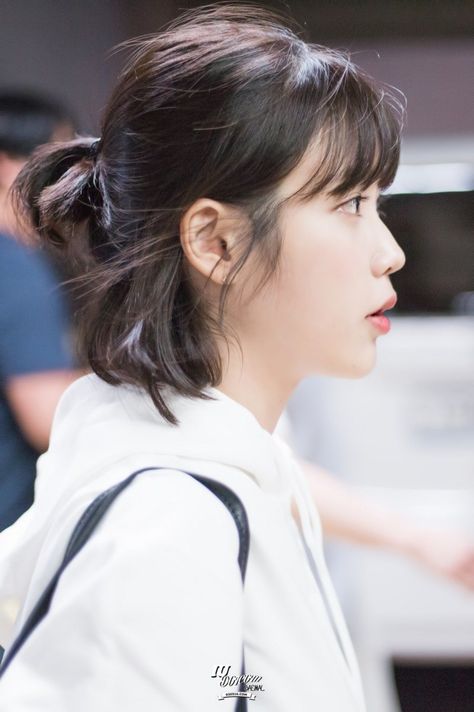 These Pictures Prove IU Has Perfected The Short Hair Style — Koreaboo Kpop Space Buns, Teenage Short Hairstyles, Short Hair Teenage Girl, Short Hairstyle Teenage Girl, Short Haircuts Wavy, Short Korean Hair, Short Hair Korean Style, Korean Short Hairstyle, Teenage Hair