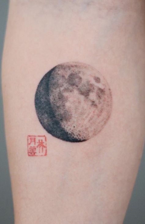 Waxing Gibbous Moon Tattoo Designs, Moon Tattoo Realistic, Moon Minimalist Tattoo, Waxing Gibbous Moon Tattoo, Realistic Moon Tattoo, Fearless Tattoo, Rip Tattoos For Mom, Half Moon Tattoo, Circular Tattoo