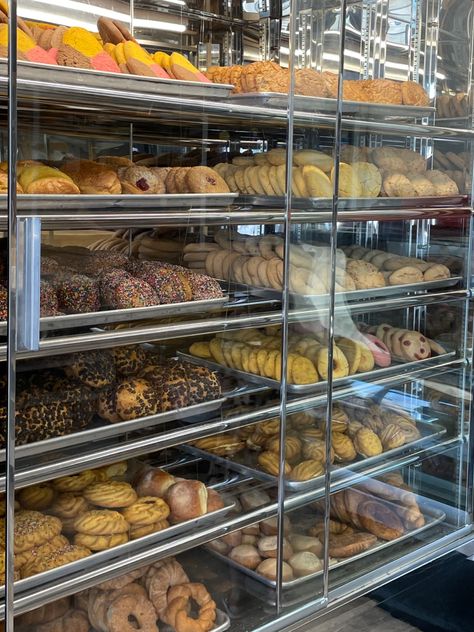 Mexican Desserts Aesthetic, Mexican Bread Aesthetic, Mexican Panderia, Mexican Bakery Design, Pan Dulce Aesthetic, Mexican Bakery Aesthetic, Mexican Bakery Shop, Mexican Store, Baked Goods Desserts