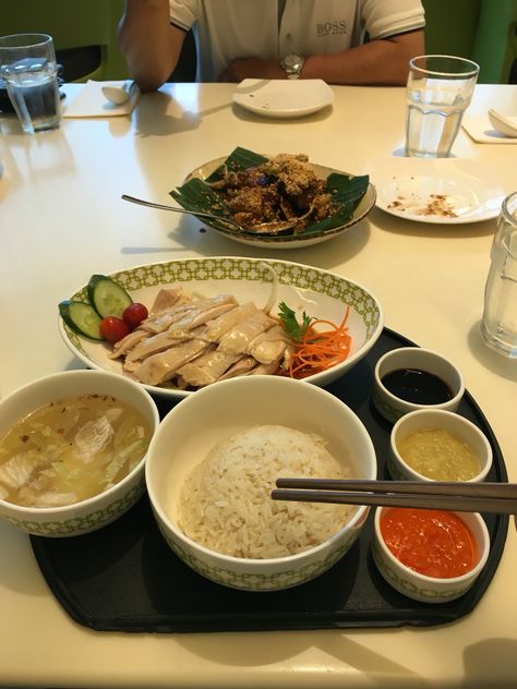 Mandarin Orchard Hotel Singapore - Chatterbox. Their well known Chicken Rice Chicken Rice Singapore, Singapore Chicken Rice, Singapore Chicken, Chicken Rice, Singapore, Lunch Box, Rice, Chicken, Hotel