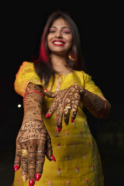 Mhendi Bride Pose, Bride Mehdi Pose, Mehadi Pose Bride, Haldi Mehndi Poses, Mhendi Pose Bride, Mahdi Poses, Mahedi Photo Pose, Mehndi Shoot Poses, Mehndi Poses Photography For Bride