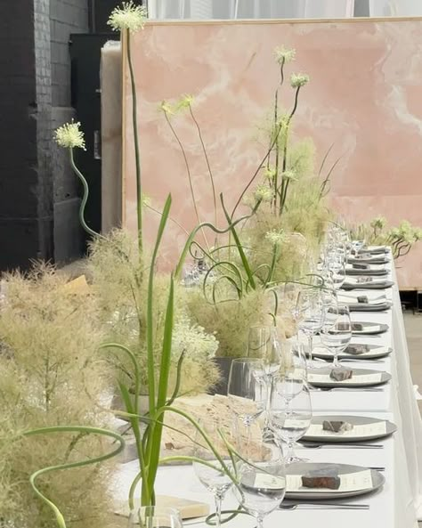 Rachel Wayne on Instagram: "Don’t sleep on smoke bush season 💚 floral tablescape design for @romillynewman event with @basstonenyc @femaledesigncouncil tysmm for having us & trusting us with this vision 🌹 kisses xx" Babysbreath Centerpieces Round Table, Floral Tablescape, Wedding Table Display, Nyc Florist, Bush Wedding, Modern Wedding Flowers, Unique Flower Arrangements, Organic Wedding, Venue Decor