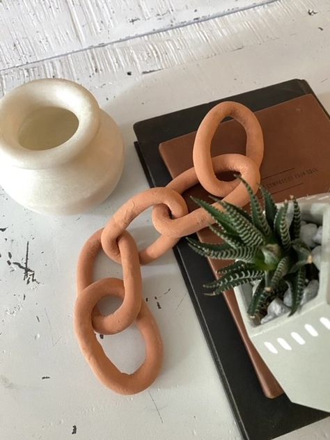 Air Dry Clay Diy Projects, Air Dry Clay Diy, Chain Link Decor, Clay Chain, Clay Wall Hanging, Diy Hanging Planter, Diy Chain, Diy Air Dry Clay, Air Dry Clay Projects