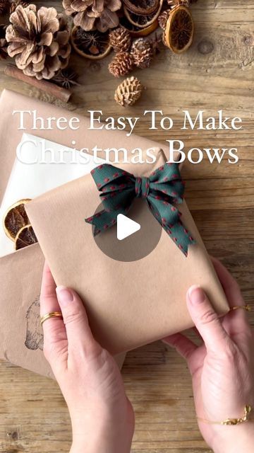 Christmas Present Bow, Bows For Presents, Christmas Wrapping Ideas, Brown Packing Paper, Christmas Gift Bow, How To Tie Ribbon, Packing Paper, Present Wrapping, Gift Bows