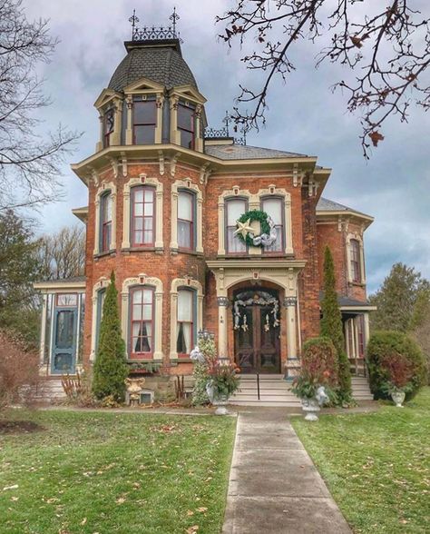 Houses Design Ideas, Old House Design, Victorian Vibes, Edwardian Architecture, Modern Log Cabins, Sainte Chapelle Paris, Victorian Style House, Houses Design, Victorian Style Homes