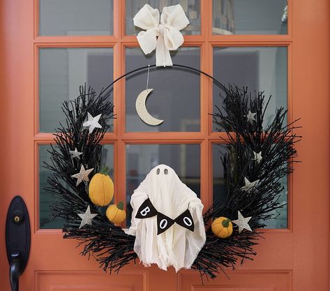 Ghostface Wreath, Kid Friendly Halloween Decorations, Wreaths Halloween, Festive Halloween Decor, Ghost Wreath, New Halloween Costumes, Kid Friendly Halloween, Boo Ghost, Hey Man