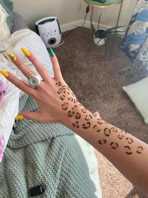 Cheetah Print Hand Tattoo, Small Cheetah Tattoo For Women, Simple Cheetah Tattoo, Cheetah With Hearts Tattoo, Cheetah Print Tattoo, Jaguar Henna, Cheetah Print Tattoos, Simple Henna Tattoo, Simple Henna