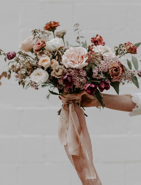 Romantic Fall Wedding Inspiration. Floral pink burgundy blush bouquet Blush Bouquet, Bridal Bouquet Fall, Boho Wedding Flowers, Fall Wedding Bouquets, Fall Wedding Flowers, Floral Hoops, Wedding Inspiration Fall, Deco Floral, Wedding Flower Arrangements