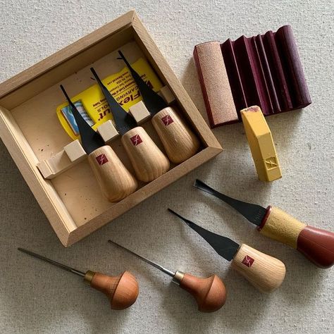 Mary Ann Testagrossa l Linocut Printmaker on Instagram: "Today’s prompt for #marchmeetthemaker is ✨MATERIALS✨ I’ve tried lots of different materials for linocut printing in five years. Here are my current favorites: Carving tools - Pfeil and Flexcut Blocks - grey linoleum, golden linoleum and Japanese vinyl Paper - Stonehenge Inks - Caligo Safewash and Cranfield oil based ink Brayers - Speedball soft rubber A lot of miscellaneous tools are used in printing: brushes, palette knives, poi Linocut Tools, Linocut Printing, Art Studio Space, In Five Years, Wishlist 2024, Relief Printing, Linocut Art, Relief Print, Clay Tools