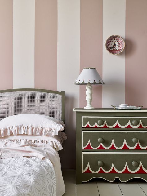 Pink Painted Walls, Murs Roses, Stripe Wall, Paint Trends, Creative Wall Painting, Striped Walls, Christmas Room Decor, Paint Stripes, Wall Paint Colors