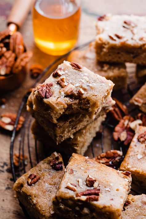 This healthy honey bars recipe with pecans is made with white whole wheat flour and applesauce. A great tasting, great-for-you easy dessert! Pecan Blondies Recipe, Honey Bars, Chewy Blondies, Pecan Blondies, Blondies Recipe Easy, Chocolate Pecans, Blonde Brownies, Diet Cookies, Blondies Recipe