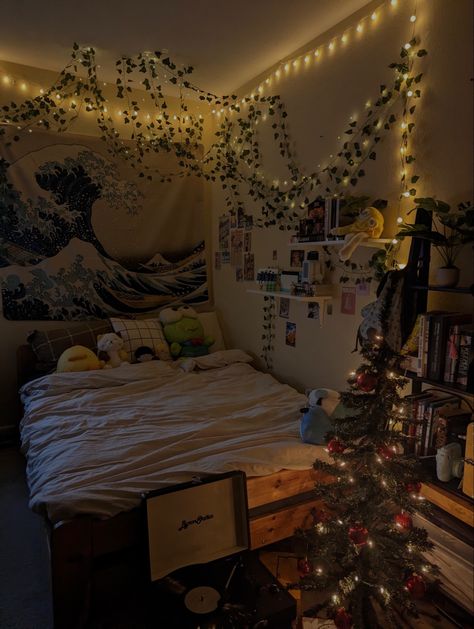 Chambre Inspo, Aesthetic Bedroom Ideas, Fairy Lights Bedroom, Chill Room, Home Decor Aesthetic, Teenage Room, Wallpaper Home Decor, Room Redesign, Grunge Room