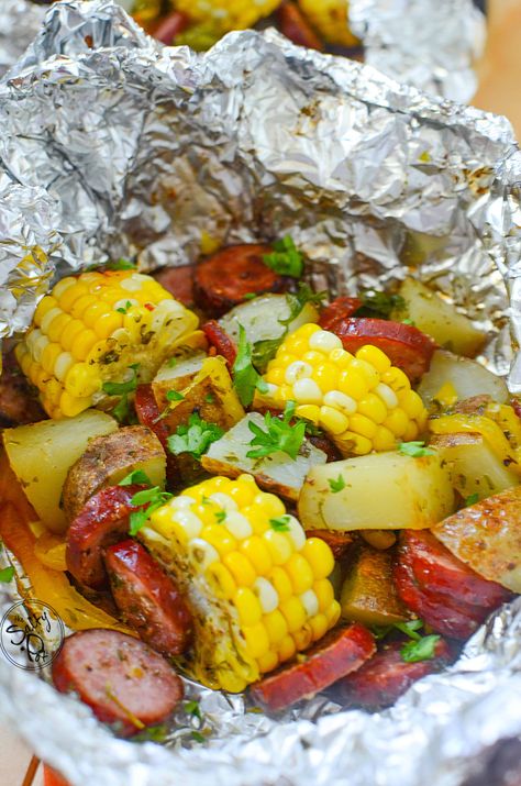 These sausage foil packets are bundles of deliciousness! Pieces of corn, potatoes, onions and of course, sausage, make dinner time a breeze - and with easy cleanup! Potato Foil Packets Oven, Potato Foil Packets, Tin Foil Dinners, Foil Packet Potatoes, Foil Pack Dinners, Foil Packet Dinners, Sausage Potato, Foil Pack Meals, Foil Dinners