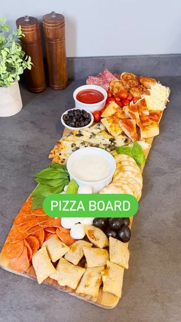 Pizza Themed Charcuterie Board, Make Your Own Pizza Charcuterie Board, Charcuterie Board Pizza Theme, Pizza And Wings Charcuterie Board, Pizza Roll Charcuterie Board, Pizza Party Charcuterie Board, Charcuterie Pizza Board, Charcuterie Board Ideas Pizza, Pizza Board Charcuterie