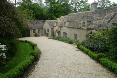 Hedges and gravel Riverside Garden, Gravel Landscaping, Gravel Driveway, Driveway Landscaping, London Garden, Front Landscaping, Garden Designer, English Cottage Garden, English Country Gardens