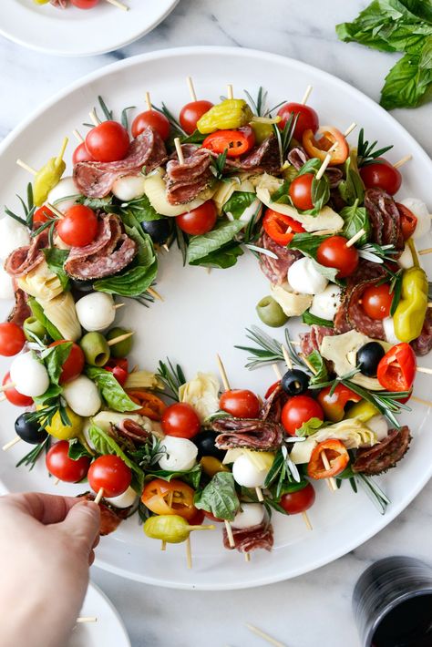 Antipasto Wreath, Thanksgiving Menu Ideas, Thanksgiving Dinner Menu, Decorações Com Comidas, Party Food Platters, God Mat, Xmas Food, Holiday Appetizers, Snacks Für Party