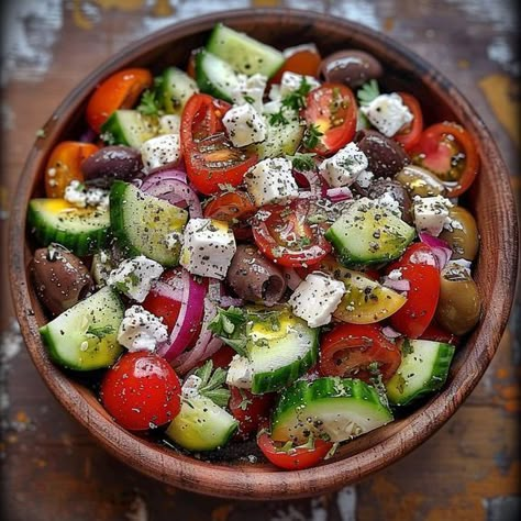 Greek Food Picnic, Aesthetic Salads, Greece Salad, Greek Salad Bowl, Horiatiki Salad, Types Of Salads, Greek Salad Recipe, Salad Greek, Thanksgiving Menu Ideas Traditional