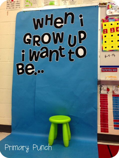 great idea for hopes and dreams at beginning of year Or I'm thinking I will use a red or white backdrop with mustache and glasses photo booth objects. Kindergarten Graduation Ideas, Prek Graduation, Promotion Celebration, Pta Ideas, School Prep, Pre K Graduation, Kind Photo, Beginning Of Year, Back To School Night