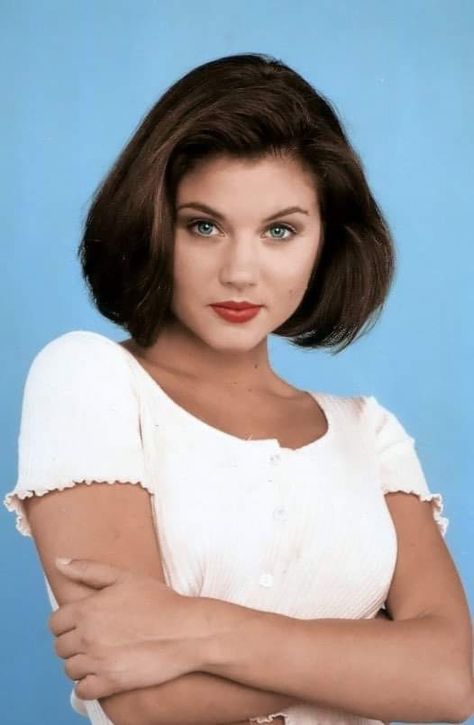 Tiffani Amber Thiessen Hair, Tiffany Amber, Tiffani Amber Thiessen, Kelly Kapowski, Tiffani Thiessen, Pin Up Girl Vintage, Long To Short Hair, Pretty Brunette, Short Bob Haircuts