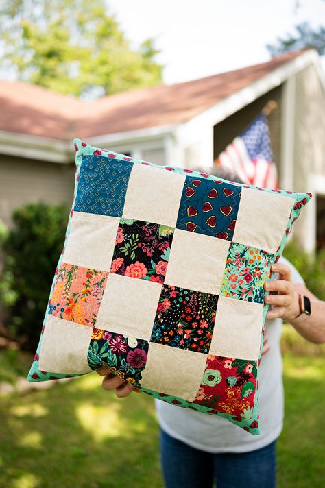 Couture, Patchwork, Quilted Pillow Covers Free Pattern Tutorials, Quilted Cushion Covers Ideas, Easy Quilted Pillow Patterns, Patchwork Cushion Pattern, Quilt Block Pillow Cover, Free Quilted Pillow Patterns, Easy Quilt Pillow Patterns