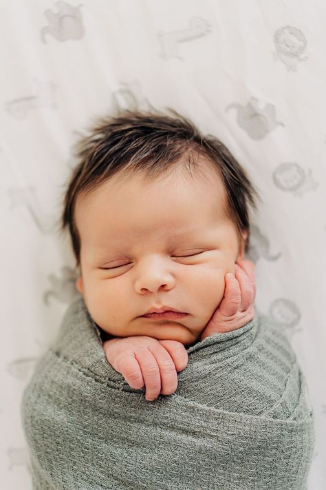 Swaddle Pictures Newborn Poses, Cute Newborn Photos, Newborn Baby Photo Shoot Ideas At Home, Newborn Photo Poses Boy, Little Boy Newborn Pictures, Basic Newborn Photography, Newborn Photo Ideas Boy, Newborn Photography Session, Newborn Photo Idea