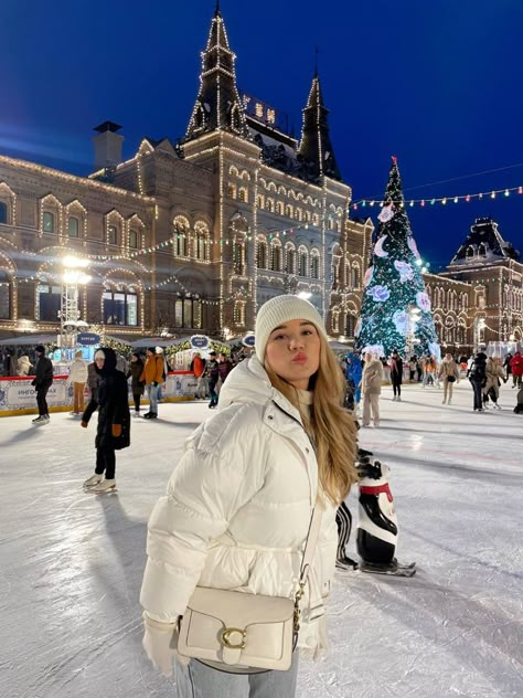 Oslo Photo Ideas, Russia Winter Outfit, White Winter Jacket Outfit, Outfit Neve, White Puffer Outfit, Russia Outfit, Outfit Trip, Christmas Fashion Outfits, Amsterdam Outfit