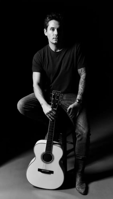 Guitar Players Photography, Poses Guitar, Band Senior Pictures, Guitar Poses, Guitarist Photography, Guitar Portrait, New Profile Picture, Music Photoshoot, Guitar Studio