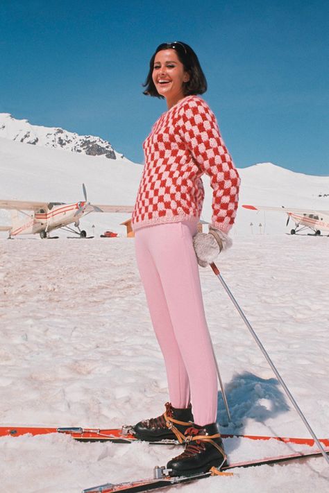 Mode Au Ski, Apres Ski Outfits, Apres Ski Style, Ski Vintage, Apres Ski Party, Ski Jumpsuit, Ski Bunnies, Patron Vintage, Retro Ski