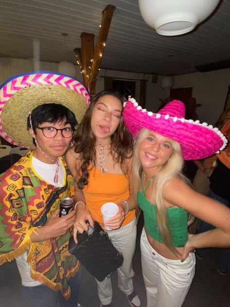 Mexico Themed Party Outfits, Mexican Fiesta Party Outfit, Mexican Theme Party Outfit, Student Fest, Outfits Fiestas, Latino Party, Mexico Night, 21 Birthday Party, Taco Thursday