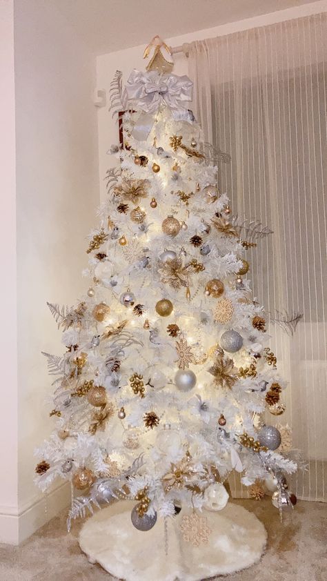 Mini White Christmas Tree Ideas, Christmas Tree Themes Ideas, Small White Christmas Tree, Natal Boho, Crismas Tree, White Xmas Tree, Winter Angel, Christmas Tree Inspo, White Christmas Tree Decorations