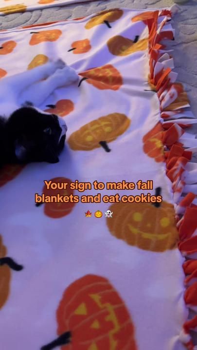 Making Halloween Blankets, Halloween Fleece Blanket Diy, Fall Blanket Making, Tie Blankets Fleece Fall, Diy Fall Blankets, Halloween Blanket Diy, Halloween Tie Blankets, Diy Halloween Blanket, Tie Blankets Fleece Ideas