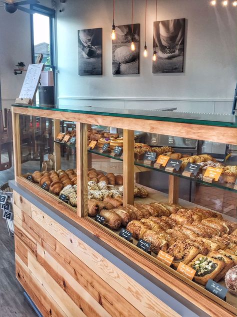 Bakery Shop Design Vintage, Rustic Bakery Interior, Bakery Store Fronts, Small Food Shop, Small Bakery Interior, Bakery Furniture, Bakery And Coffee Shop, Cake Shop Design, Bakery Shop Interior