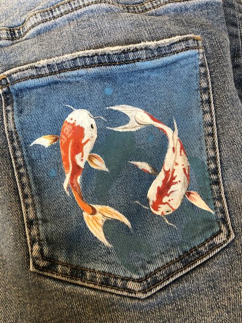 Painting On Jean Pockets, Paint Pocket Jeans, Painted T Shirts Ideas Design, Painted Jean Shorts Pockets, Jeans Pocket Painting Ideas, Painting Jeans Aesthetic, Art On Jeans Pants, Jeans With Drawings On Them, Painting Denim Jeans