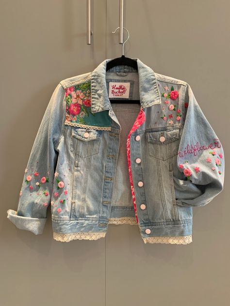 Embroidery Jacket Denim, Diy Denim Jacket Embroidery, Denim Jacket Applique Diy, Embroidery Jeans Jacket Diy, Denim Jacket With Embroidery, Coton Clothes, Jeans Jacket Embroidery Ideas, Hand Painted Denim Jacket Art Easy, Embroidered Denim Jacket Diy