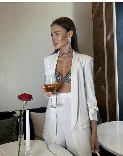 New Years Eve Outfits Blazer, Party Dinner Outfit Night, Glam Christmas Outfit, White Sequin Blazer Outfit, Easy Bachelorette Decorations, Outfit Nouvel An, Outfit New Year Party Night Out, New Year Outfit Parties Night, Blazer Outfits Party Night