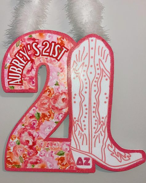 WWDD, What Would Dolly Do??? She'd have a sign like this and bring it to Nashville😍🩷🤠 Happy Birthday, Aubrey!!💖💖 Dolly Parton 21st Birthday, 21st Birthday Nashville Theme, Braxton Keith, 21st Birthday Nashville, 21st Nashville, Nashville 21st Birthday, 21 Bday Ideas, 21 Sign, Nashville Birthday