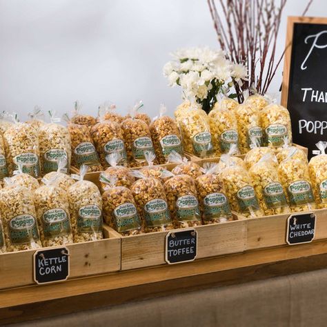 These Popcorn Favor Bags by the Case from Grand Rapids Popcorn Company go great in welcome bags and are perfect for late night wedding snacks. Night Snacks, Popcorn Wedding Favors, Popcorn Wedding, Wedding Snacks, Popcorn Favors, Cheap Favors, Popcorn Bar, Boda Mexicana, Wedding Favors Cheap