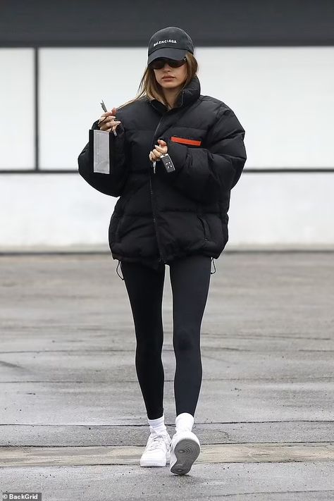 Hailey Bieber looks bold in black and wears Balenciaga baseball cap for pilates session  | Daily Mail Online Vintage Cap Outfit, Black Baseball Cap Outfit, Cap Winter Outfit, Baseball Style Outfits, Hayley Baldwin, Outfits Leggins, Gym Ootd, Hailey Rhode, Baseball Cap Outfit