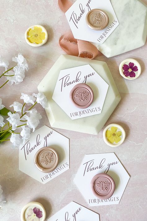 Wax Seal Gift Tags, Wax Seal Craft Ideas, Diy Wax Seal, Magnet Favors, Seal Craft, Bridesmaid Gifts Unique, Diy Wax, Honey Sticks, Unique Bridesmaid