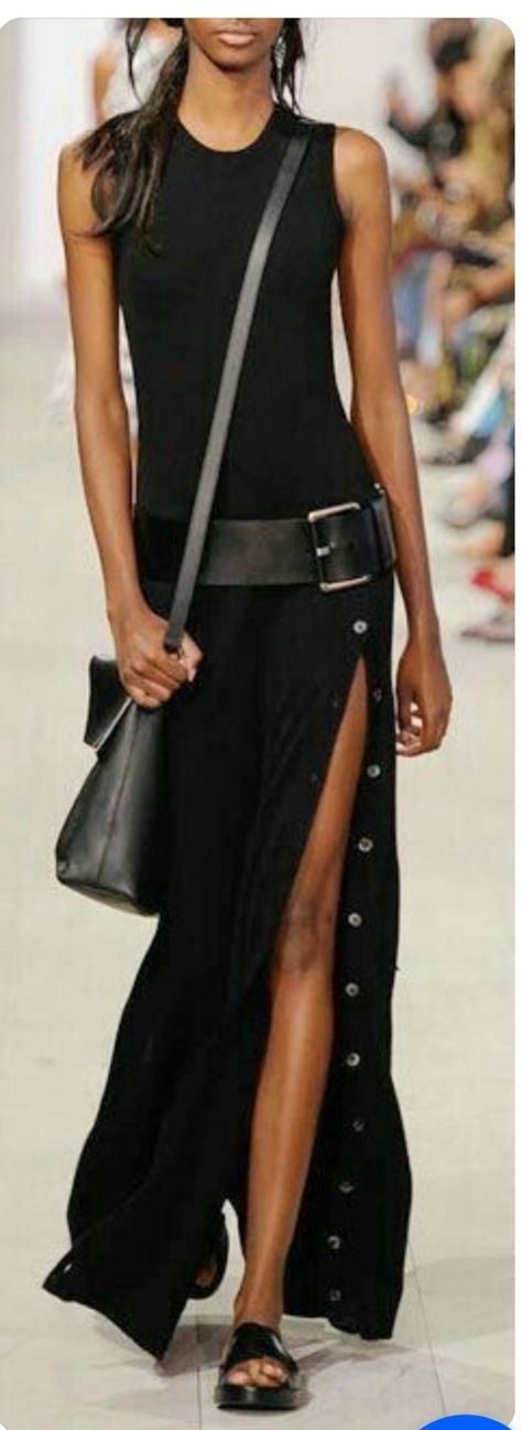 Sukienki Maksi, Skirt Diy, Woman Walking, فستان سهرة, Black Women Fashion, Looks Style, Mode Inspiration, Look Fashion, A Black