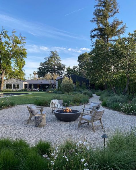 Amber Lewis (@amberinteriors) posted on Instagram: “@shoppeamberinteriors outdoor shoot in my backyard making everything look REEAAALLLL pretty! // landscape @gslastudio my house designed by…” • Apr 16, 2021 at 1:27am UTC Patio Chico, Barbacoa Jardin, Gravel Patio, Amber Lewis, Gravel Garden, Fire Pit Area, Outdoor Shoot, Backyard Inspo, Home Landscaping